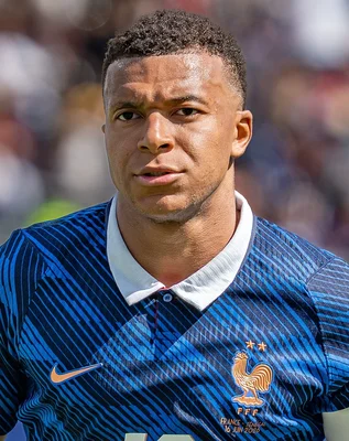 Portrait de Kylian Mbappé en tenue de l'équipe de France.