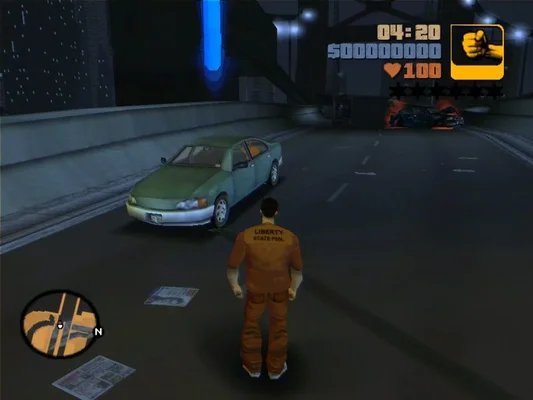 Capture d'écran du jeu vidéo Grand Theft Auto III (2001), montrant le personnage principal en tenue de prisonnier orange, une voiture verte sur la route, et l'interface utilisateur typique du jeu (minicarte, argent, santé, étoiles de recherche). L'image illustre bien l'esthétique 3D pionnière du jeu à son époque.