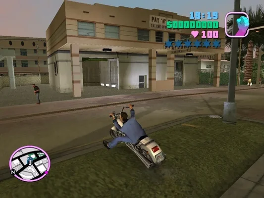 Capture d'écran du jeu vidéo Grand Theft Auto: Vice City (2002), montrant le personnage principal en train de conduire une moto dans les rues de la ville fictive de Vice City. L'interface utilisateur est visible, incluant la carte miniaturisée, l'argent, la santé et le niveau de recherche policière.