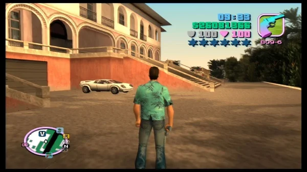 Capture d'écran du jeu vidéo Grand Theft Auto: Vice City (2002), montrant le personnage principal, Tommy Vercetti, de dos, dans un environnement urbain ensoleillé typique du jeu. On y voit une villa luxueuse, une voiture de sport blanche et l'interface utilisateur (HUD) caractéristique avec la carte, l'argent, la santé, l'armure et le niveau de recherche.