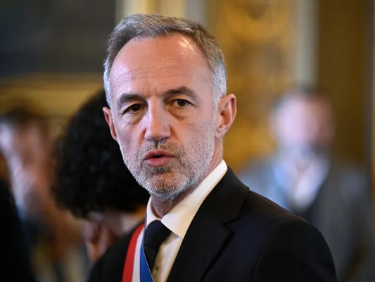 Emmanuel Grégoire, premier adjoint à la maire de Paris, portant l'écharpe tricolore, lors de l'annonce de l'attribution de la citoyenneté d'honneur.
