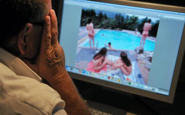 Enquêteur observant un écran d'ordinateur présentant des images suspectes, dans le cadre de la lutte contre la pédopornographie sur Internet.
