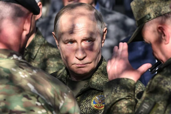 Vladimir Poutine en tenue militaire lors d'une inspection de troupes.