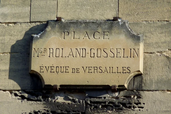 Plaque de rue de la place Mgr Roland-Gosselin à Beaumont-sur-Oise.