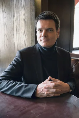 Benjamin Morel, en col roulé et veste, lors d'un entretien.