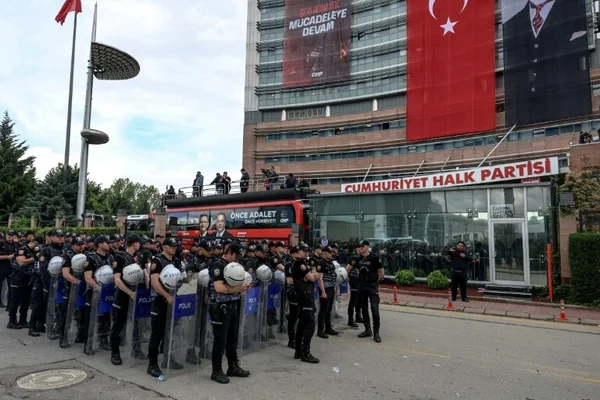Police anti-émeute devant le siège du CHP à Ankara