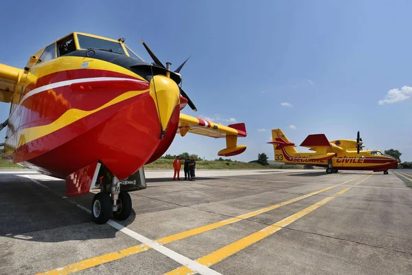 Deux Canadair de la Sécurité civile stationnés sur un tarmac.