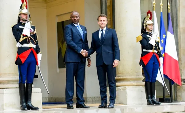 Arrivée du président français à Libreville, accueilli par Brige Oligui Nguema sur un escalier d'honneur.