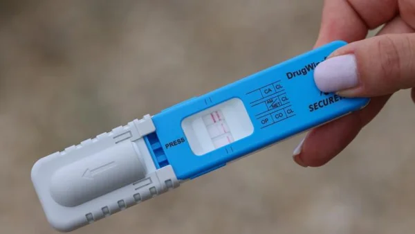 Un test de dépistage de stupéfiants positif de type DrugWipe.