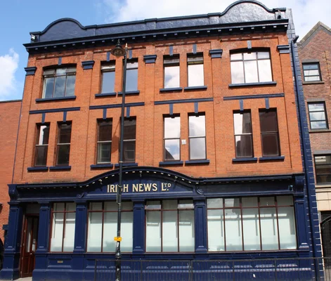 Siège du journal The Irish News à Belfast, un bâtiment en briques rouges de style victorien.