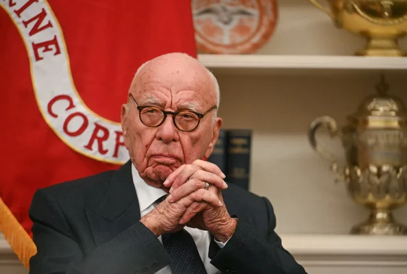 Rupert Murdoch dans un bureau décoré de trophées.