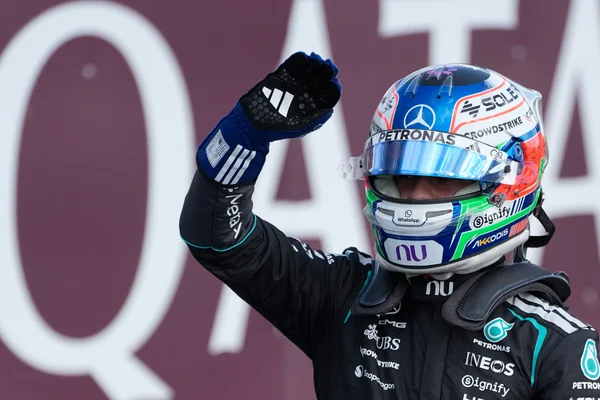 Un pilote Mercedes célèbre en course lors du Grand Prix de Grande-Bretagne.