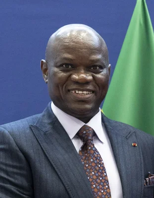 Brice Oligui Nguema, président de la transition gabonaise, souriant.