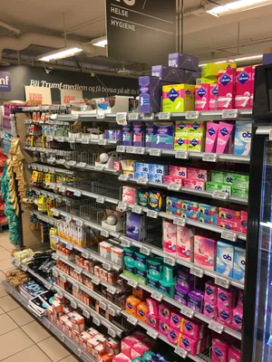 Rayon de produits d'hygiène féminine dans un supermarché à Bergen, Norvège.
