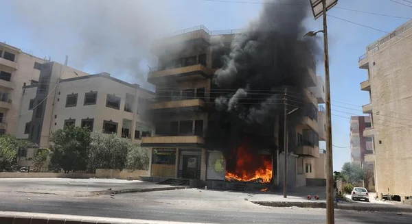 Un immeuble en flammes à Souweïda, symbole des violences qui ont secoué la ville druze en juillet 2025.