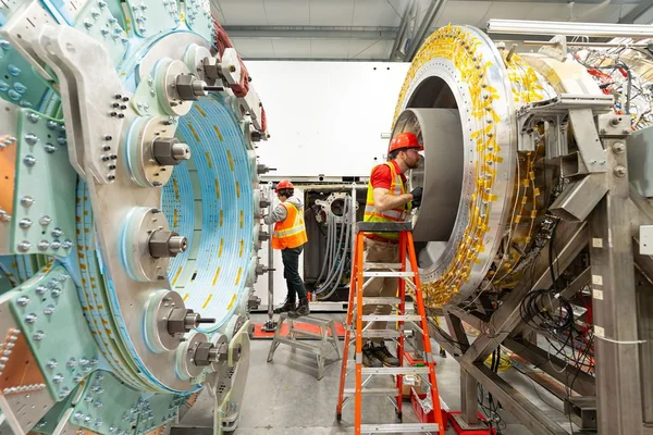 Techniciens assemblant la machine LM26 de General Fusion.