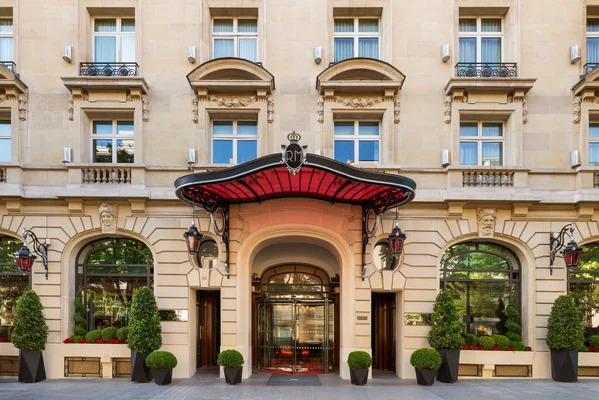 L'entrée du Royal Monceau Raffles Paris, palace acquis par des fonds qataris, sur l'avenue Hoche.