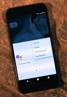 Un Google Pixel XL affichant l'interface Google Assistant.