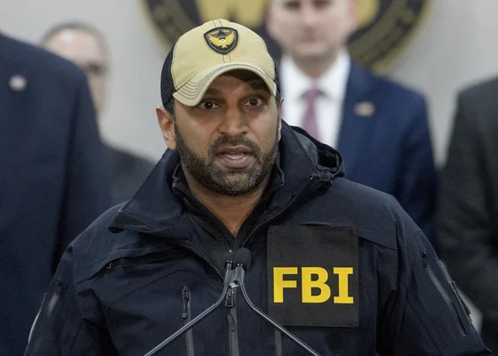 Kash Patel vêtu d'un blouson du FBI, prenant la parole lors d'une conférence de presse.