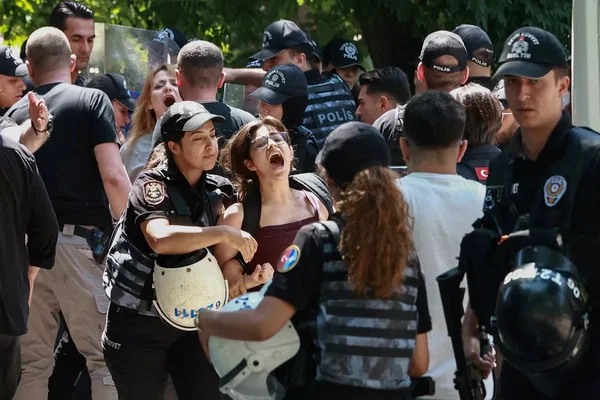 Arrestation d'une manifestante par la police turque lors des protestations contre le sommet de l'OTAN à Ankara.