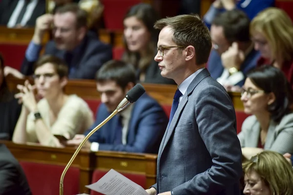 Pierre-Yves Bournazel prenant la parole lors d'une séance de questions au gouvernement à l'Assemblée nationale.