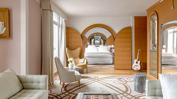 Suite du Royal Monceau Raffles Paris, palace détenu par des capitaux qataris, alliant élégance et confort.