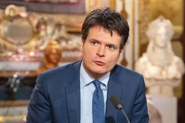 Benjamin Morel, politologue, prenant la parole lors d'un événement à Cherbourg.