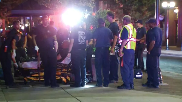 Intervention des secours après une fusillade aux États-Unis, la nuit.