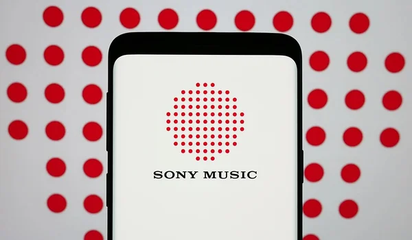Smartphone affichant le logo de Sony Music, partie plaignante dans l'affaire.