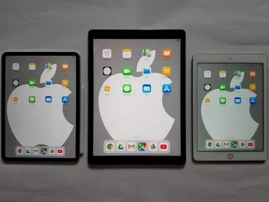 Trois modèles d'iPad (Pro 11« , Pro 12,9 » et 9,7« ) présentés côte à côte sur fond blanc.