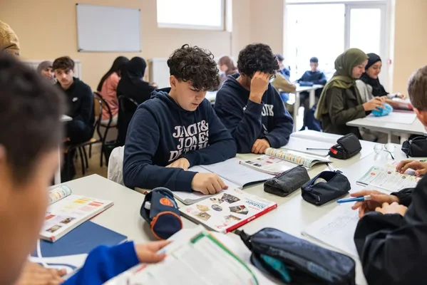 Élèves du lycée Averroès en pleine étude.