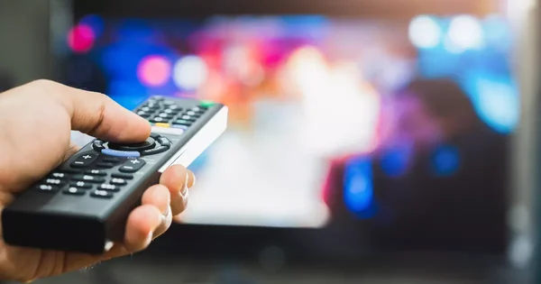 Une télécommande de télévision, symbole du média concerné par la plainte des chaînes françaises.
