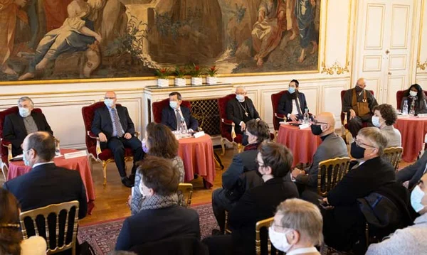 Réunion préparatoire au Conseil des cultes d'Alsace dans une salle officielle.