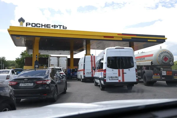 Longue file d'attente à une station-service Rosneft, symbole de la pénurie d'essence en Russie.
