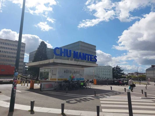 Hôtel-Dieu du CHU de Nantes, cadre du service mortuaire en grève pendant la canicule.