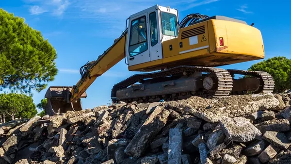 Une pelleteuse utilisée lors de l'attaque, abandonnée sur un tas de gravats.
