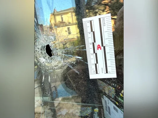 Impact de balle sur la façade du site Orange à Marseille, motif invoqué par la direction pour justifier le déménagement.