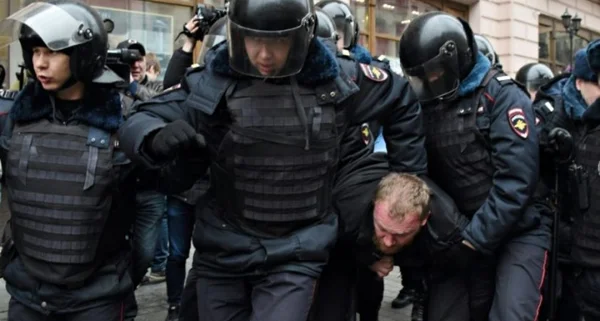Arrestation d'un manifestant par des policiers à Moscou.