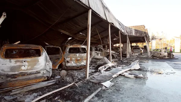 Après un incendie criminel : des véhicules détruits sous un auvent métallique déformé à Marseille.