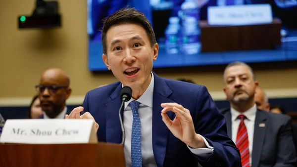 Shou Zi Chew témoignant devant le Congrès américain.
