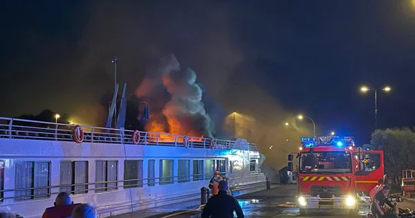 Le bateau de croisière MS Botticelli en proie aux flammes dans le port de Honfleur, avec l'intervention des pompiers.