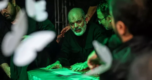 Ahmad Vahidi, nouveau commandant des Gardiens de la Révolution, dans une scène théâtrale ou cinématographique.