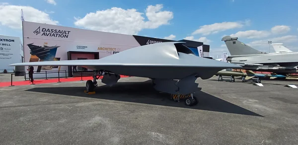 Drone de combat furtif UCAV de Dassault Aviation exposé sur le tarmac du salon du Bourget.