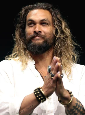 Jason Momoa applaudissant lors du Comic-Con de San Diego en 2017.