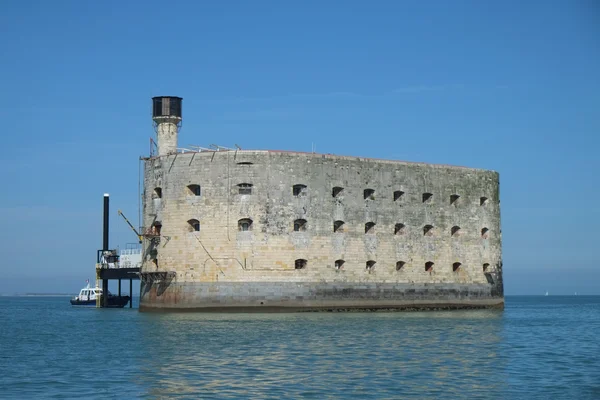 Le Fort Boyard, lieu emblématique du jeu télévisé, vu depuis la mer.