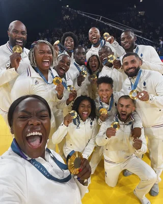 L'équipe de France de judo célébrant ses médailles d'or aux Jeux Olympiques de Paris 2024.