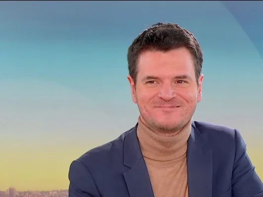 Portrait de Benjamin Morel, politologue, commentant l'actualité politique.