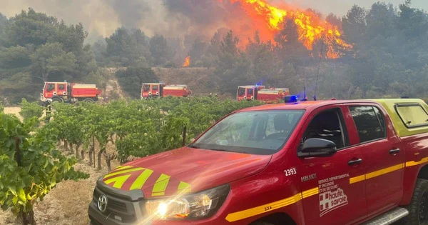 Véhicule des pompiers haut-savoyards déployé près d’un feu de forêt à Narbonne.