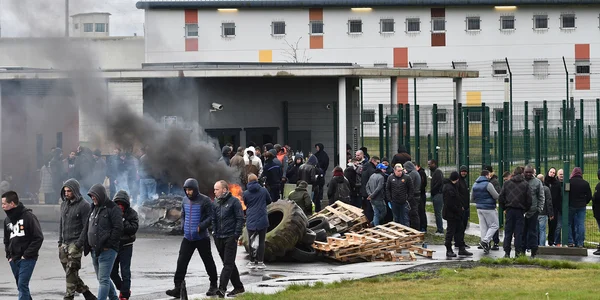 Manifestation ou émeute devant la prison de Condé-sur-Sarthe avec des pneus en feu.