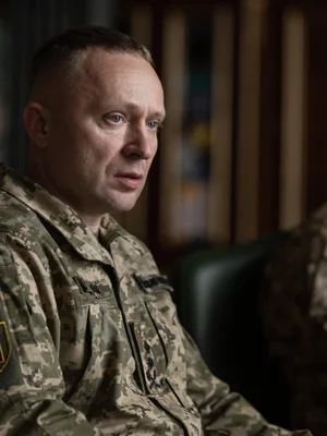 Portrait de Mykhaïlo Drapaty en uniforme de camouflage numérique